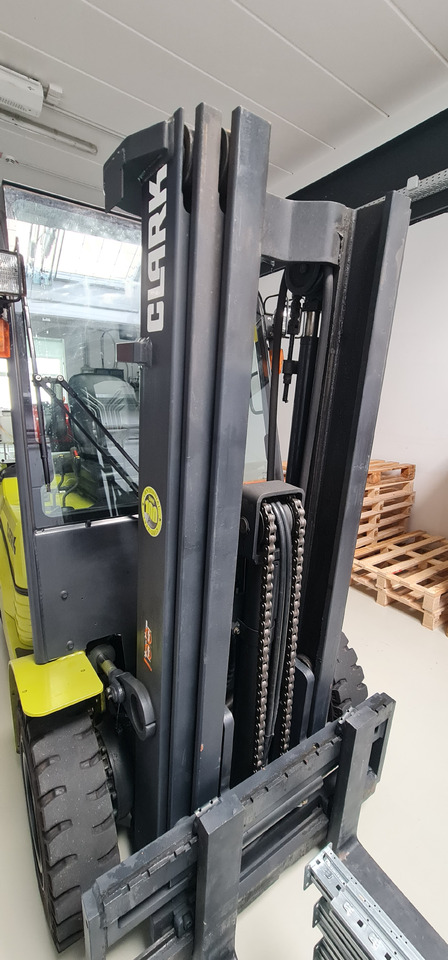 CLARK GTX 25L - Treibgasstapler: das Bild 2 CLARK GTX 25L - Treibgasstapler: das Bild 2
