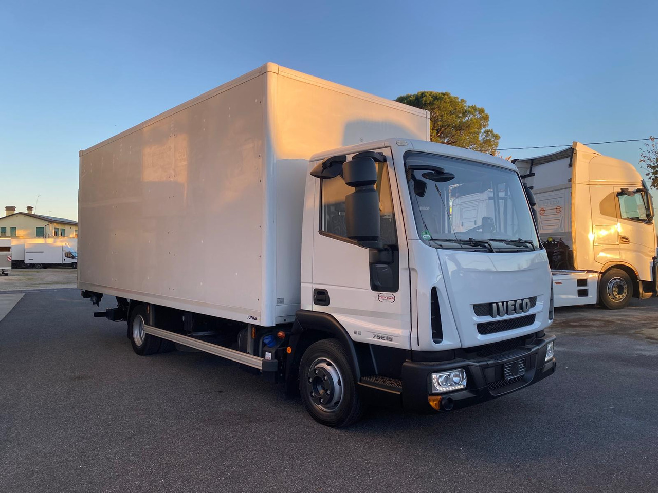 IVECO EUROCARGO 75E19 - Koffer LKW: das Bild 2 IVECO EUROCARGO 75E19 - Koffer LKW: das Bild 2