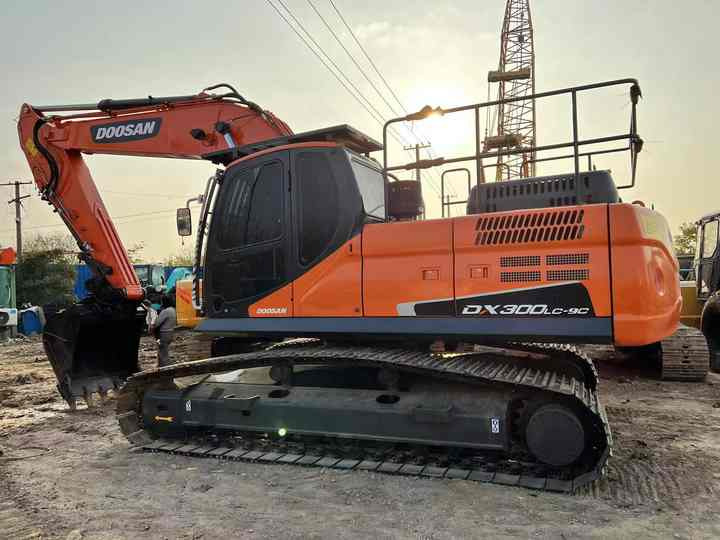 Doosan Construction Equipment Dx300 , Used Earth-moving Machine Doosan Excavator , Doosan Heavy Machines for Sale - Kettenbagger: das Bild 2 Doosan Construction Equipment Dx300 , Used Earth-moving Machine Doosan Excavator , Doosan Heavy Machines for Sale - Kettenbagger: das Bild 2