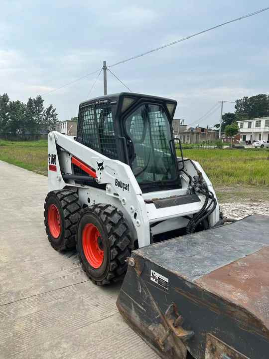 USED BOBCAT S160 Skid-steer Loader Bobcat S160 Carry Sweeper with Very Good Performance Is for Sale at a Low Price. - Kompaktlader: das Bild 2 USED BOBCAT S160 Skid-steer Loader Bobcat S160 Carry Sweeper with Very Good Performance Is for Sale at a Low Price. - Kompaktlader: das Bild 2