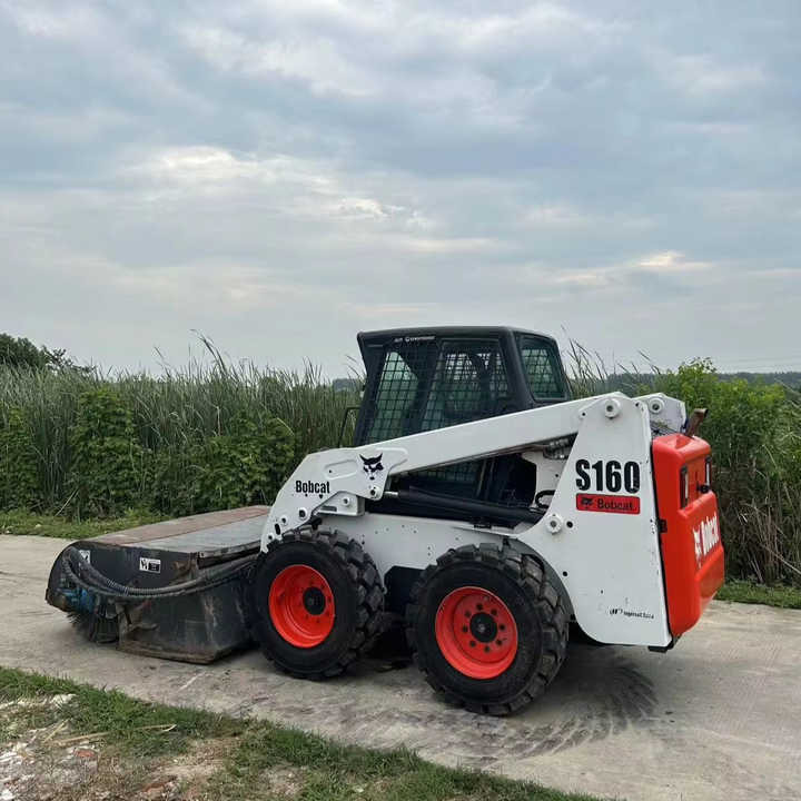 USED BOBCAT S160 Skid-steer Loader Bobcat S160 Carry Sweeper with Very Good Performance Is for Sale at a Low Price. - Kompaktlader: das Bild 1 USED BOBCAT S160 Skid-steer Loader Bobcat S160 Carry Sweeper with Very Good Performance Is for Sale at a Low Price. - Kompaktlader: das Bild 1
