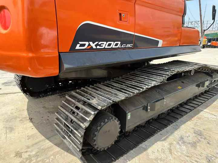 Used Digger DOOSAN DX300 Construction Machinery Construction Digger Used DOOSAN DX300 Cheap Excavator - Kettenbagger: das Bild 4 Used Digger DOOSAN DX300 Construction Machinery Construction Digger Used DOOSAN DX300 Cheap Excavator - Kettenbagger: das Bild 4