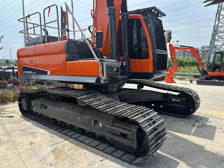 Used Digger DOOSAN DX300 Construction Machinery Construction Digger Used DOOSAN DX300 Cheap Excavator - Kettenbagger: das Bild 3 Used Digger DOOSAN DX300 Construction Machinery Construction Digger Used DOOSAN DX300 Cheap Excavator - Kettenbagger: das Bild 3