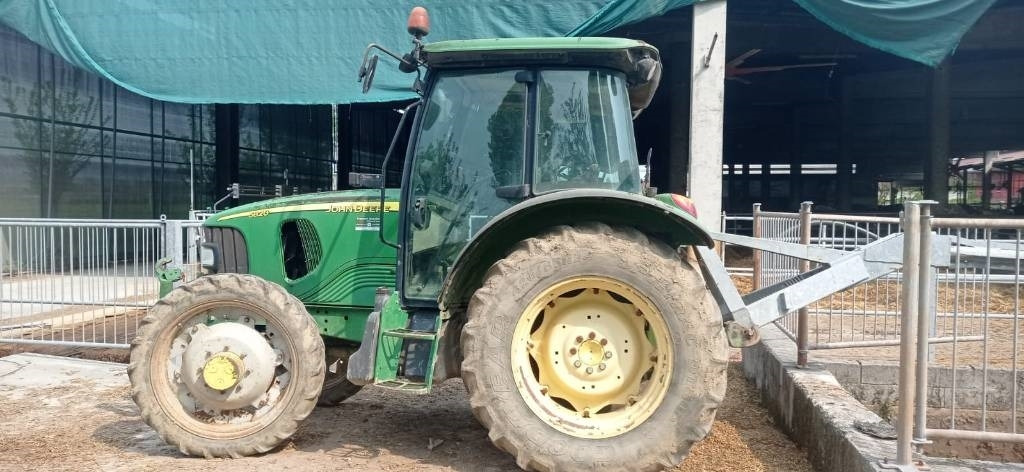 John Deere 5820 - Traktor: das Bild 4 John Deere 5820 - Traktor: das Bild 4