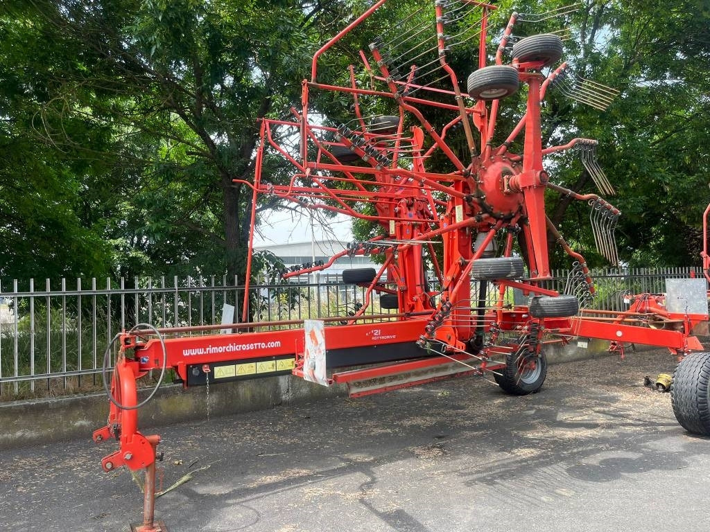 Kuhn GA 8121 - Heuwender/ Wenderechen: das Bild 3 Kuhn GA 8121 - Heuwender/ Wenderechen: das Bild 3
