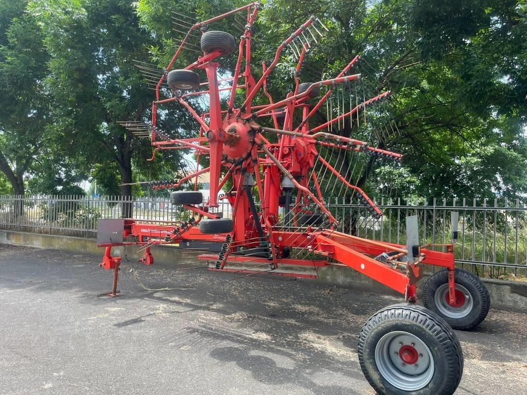Kuhn GA 8121 - Heuwender/ Wenderechen: das Bild 4 Kuhn GA 8121 - Heuwender/ Wenderechen: das Bild 4