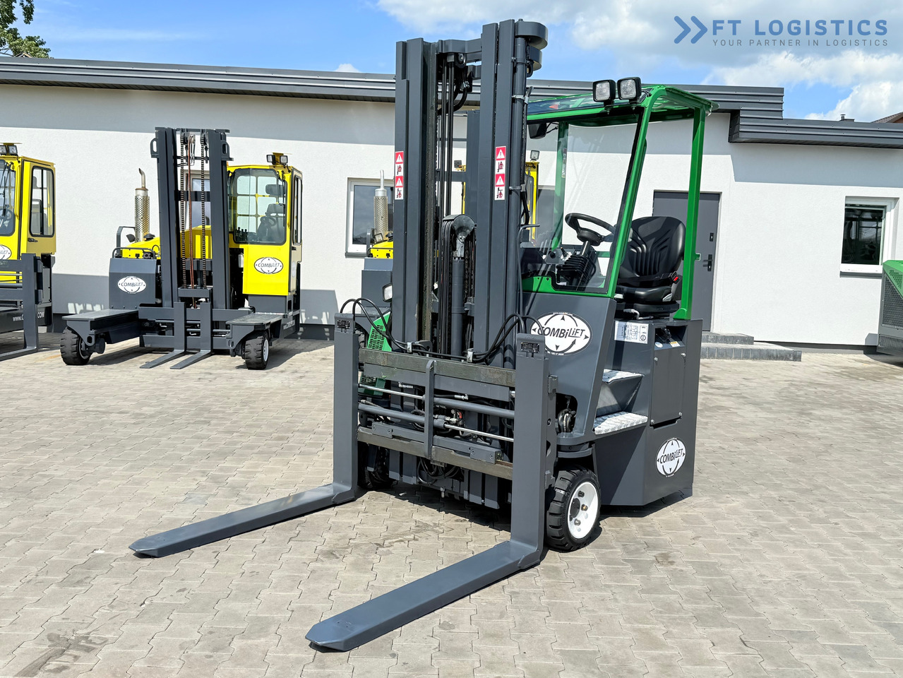 COMBILIFT CB2500 / DIESEL / EXTENDABLE FORKS / TRIPLEX / 5500MM / FREE LIFT / SIDE SHIFT / FORK POSITIONER / LIKE NEW - Vierwegstapler: das Bild 2 COMBILIFT CB2500 / DIESEL / EXTENDABLE FORKS / TRIPLEX / 5500MM / FREE LIFT / SIDE SHIFT / FORK POSITIONER / LIKE NEW - Vierwegstapler: das Bild 2