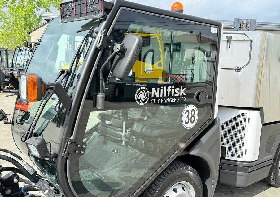 Nilfisk Nilfisk City Ranger 3500 – Articulated Municipal Sweeper | Year 2017 | On - Kehrmaschine: das Bild 4 Nilfisk Nilfisk City Ranger 3500 – Articulated Municipal Sweeper | Year 2017 | On - Kehrmaschine: das Bild 4