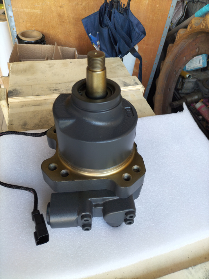 KOMATSU 708-7s-00352 - Hydraulikmotor für Bulldozer: das Bild 2 KOMATSU 708-7s-00352 - Hydraulikmotor für Bulldozer: das Bild 2