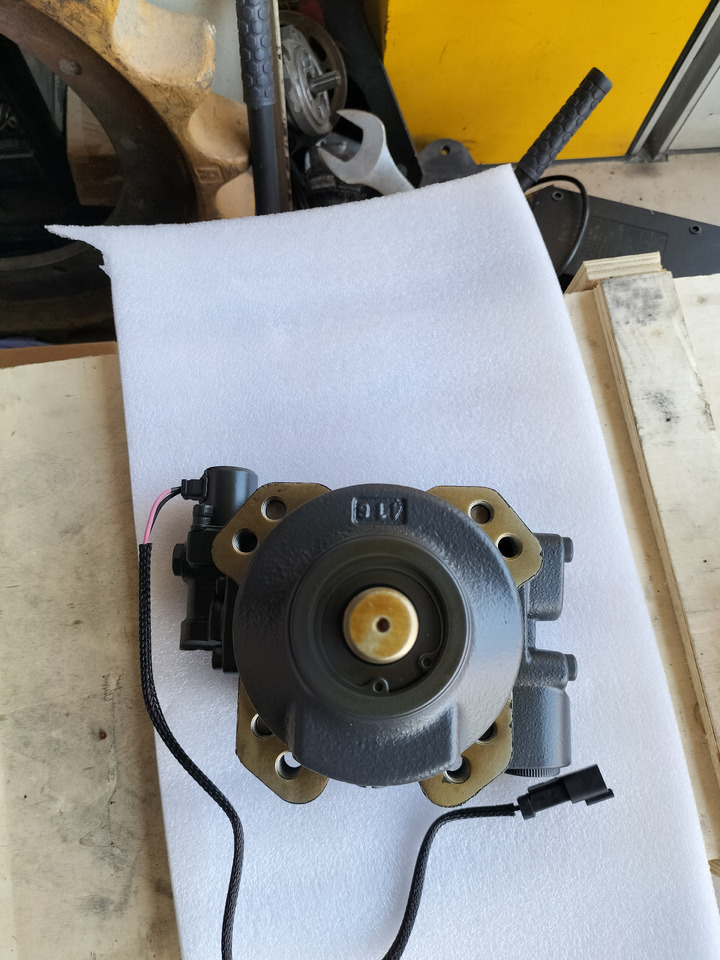 KOMATSU 708-7s-00352 - Hydraulikmotor für Bulldozer: das Bild 1 KOMATSU 708-7s-00352 - Hydraulikmotor für Bulldozer: das Bild 1