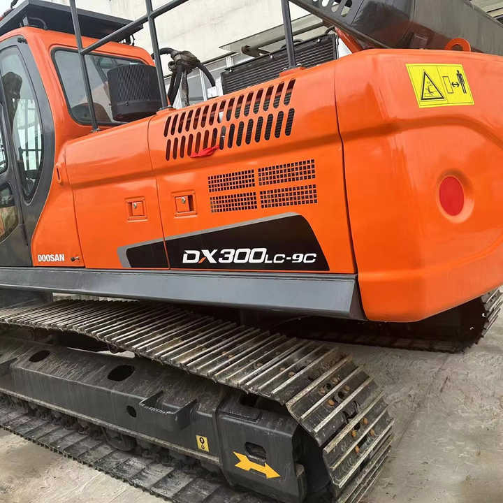 Used Digger DOOSAN DX300 Construction Machinery Construction Digger Used DOOSAN DX300 Cheap Excavator - Kettenbagger: das Bild 1 Used Digger DOOSAN DX300 Construction Machinery Construction Digger Used DOOSAN DX300 Cheap Excavator - Kettenbagger: das Bild 1