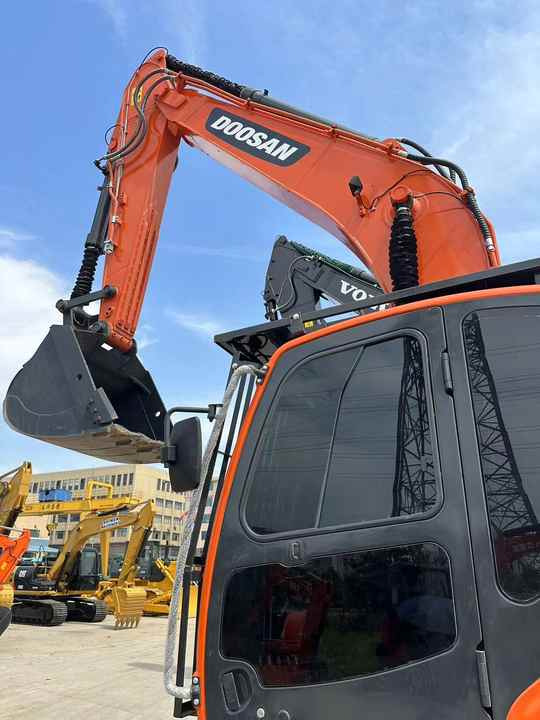 Used Digger DOOSAN DX300 Construction Machinery Construction Digger Used DOOSAN DX300 Cheap Excavator - Kettenbagger: das Bild 2 Used Digger DOOSAN DX300 Construction Machinery Construction Digger Used DOOSAN DX300 Cheap Excavator - Kettenbagger: das Bild 2