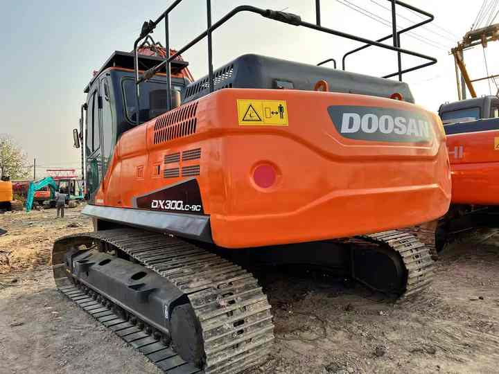 Used Digger DOOSAN DX300 Construction Machinery Construction Digger Used DOOSAN DX300 Cheap Excavator - Kettenbagger: das Bild 5 Used Digger DOOSAN DX300 Construction Machinery Construction Digger Used DOOSAN DX300 Cheap Excavator - Kettenbagger: das Bild 5