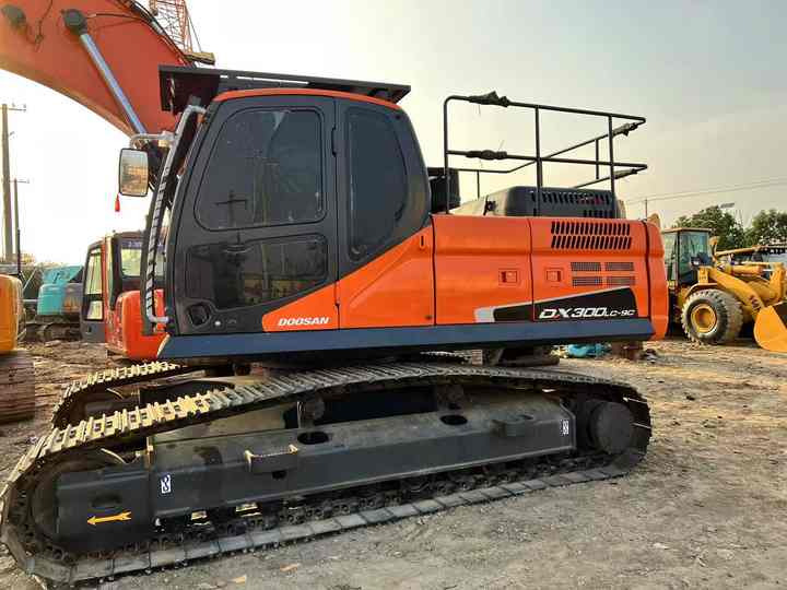 Used Digger DOOSAN DX300 Construction Machinery Construction Digger Used DOOSAN DX300 Cheap Excavator - Kettenbagger: das Bild 2 Used Digger DOOSAN DX300 Construction Machinery Construction Digger Used DOOSAN DX300 Cheap Excavator - Kettenbagger: das Bild 2