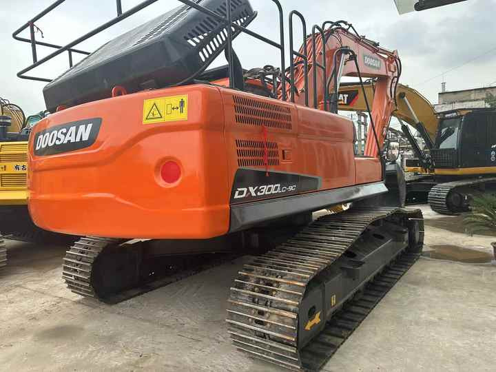 Used Digger DOOSAN DX300 Construction Machinery Construction Digger Used DOOSAN DX300 Cheap Excavator - Kettenbagger: das Bild 2 Used Digger DOOSAN DX300 Construction Machinery Construction Digger Used DOOSAN DX300 Cheap Excavator - Kettenbagger: das Bild 2