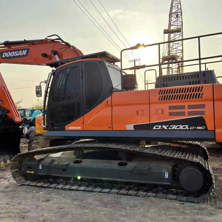 Used Digger DOOSAN DX300 Construction Machinery Construction Digger Used DOOSAN DX300 Cheap Excavator - Kettenbagger: das Bild 1 Used Digger DOOSAN DX300 Construction Machinery Construction Digger Used DOOSAN DX300 Cheap Excavator - Kettenbagger: das Bild 1