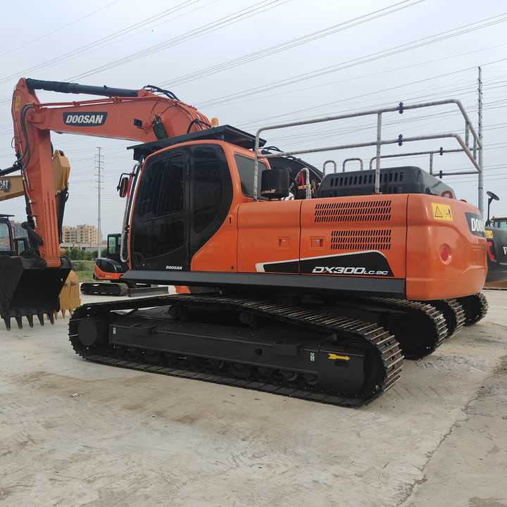 Used Digger DOOSAN DX300 Construction MachineryConstruction Digger Used DOOSAN DX300 Cheap Excavator - Kettenbagger: das Bild 1 Used Digger DOOSAN DX300 Construction MachineryConstruction Digger Used DOOSAN DX300 Cheap Excavator - Kettenbagger: das Bild 1