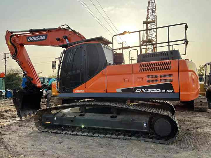 Used Excavator Doosan DX300 Excavators Mini Equipment Earth Moving Machinery Doosan Digger Excavator for Sale - Kettenbagger: das Bild 1 Used Excavator Doosan DX300 Excavators Mini Equipment Earth Moving Machinery Doosan Digger Excavator for Sale - Kettenbagger: das Bild 1