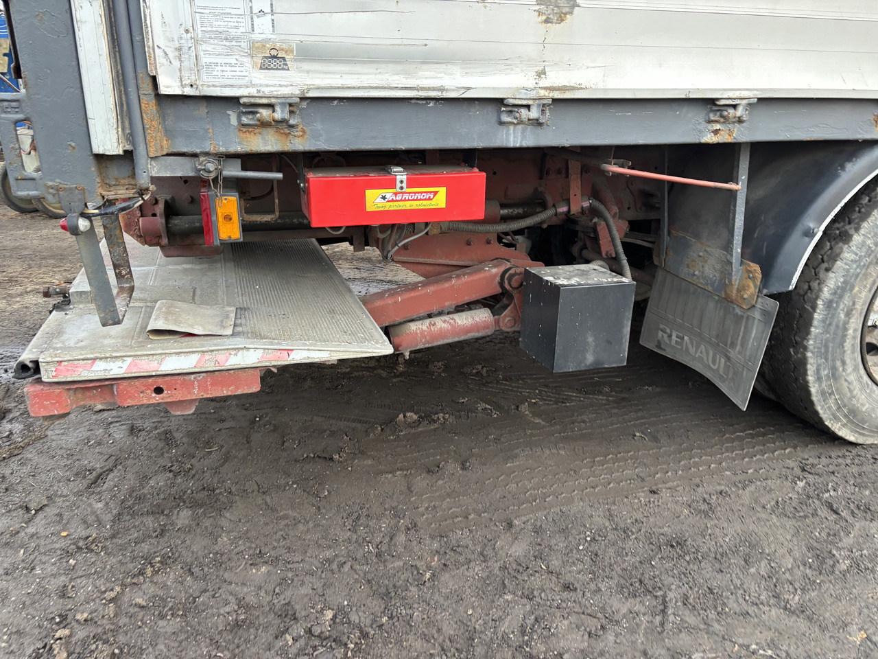 RENAULT Premium 260 - Plane LKW: das Bild 3 RENAULT Premium 260 - Plane LKW: das Bild 3