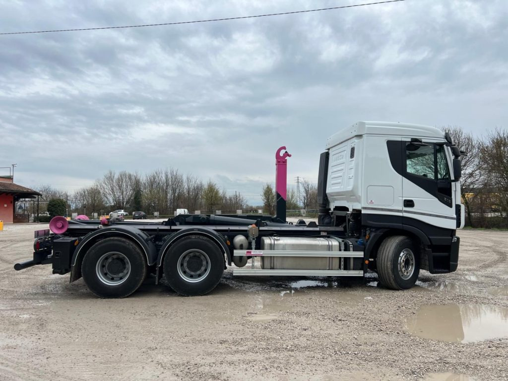 Abrollkipper IVECO STRALIS X-WAY 510 TRAKKER SCARRABILE: das Bild 6