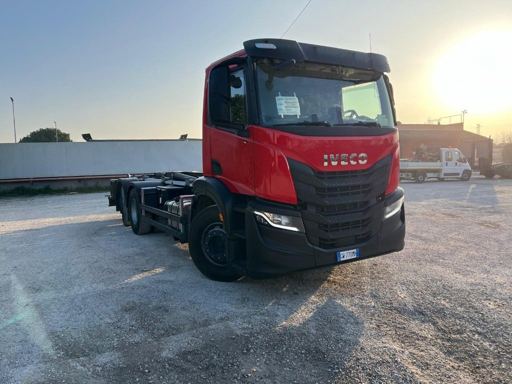 IVECO X-WAY AD260 NUOVO TARGATO SCARRABILE - Abrollkipper: das Bild 2 IVECO X-WAY AD260 NUOVO TARGATO SCARRABILE - Abrollkipper: das Bild 2