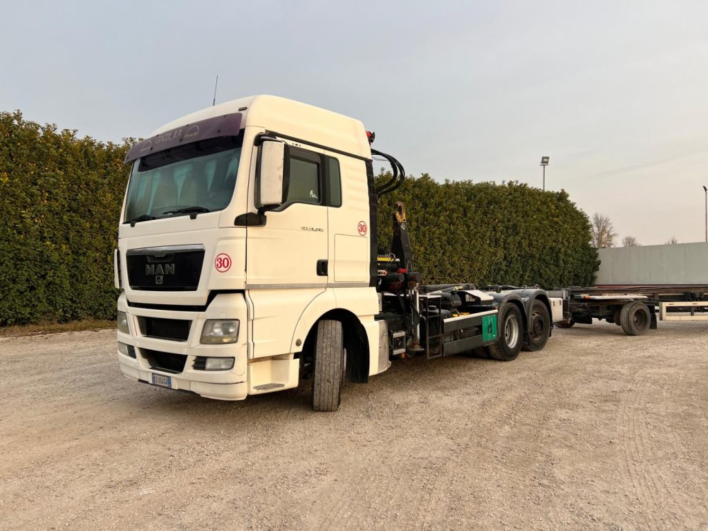 MAN TGX 26.440 SCARRABILE CON GRU - Abrollkipper: das Bild 1 MAN TGX 26.440 SCARRABILE CON GRU - Abrollkipper: das Bild 1