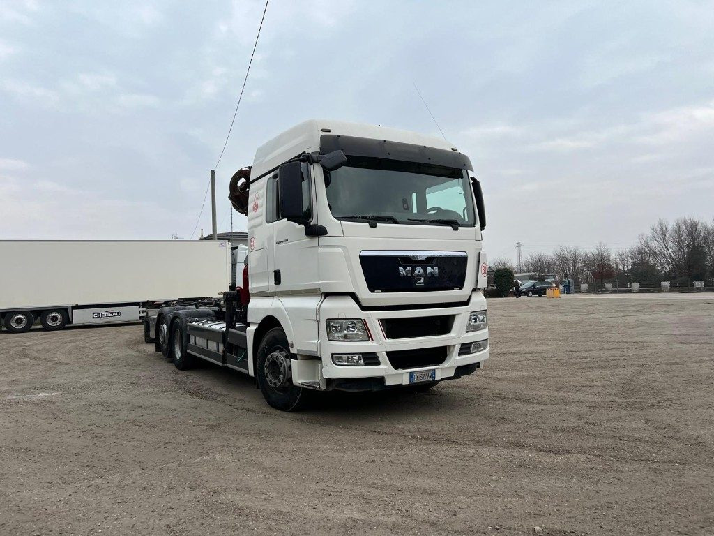 MAN TGX 26.480 SCARRABILE CON GRU - Abrollkipper: das Bild 2 MAN TGX 26.480 SCARRABILE CON GRU - Abrollkipper: das Bild 2