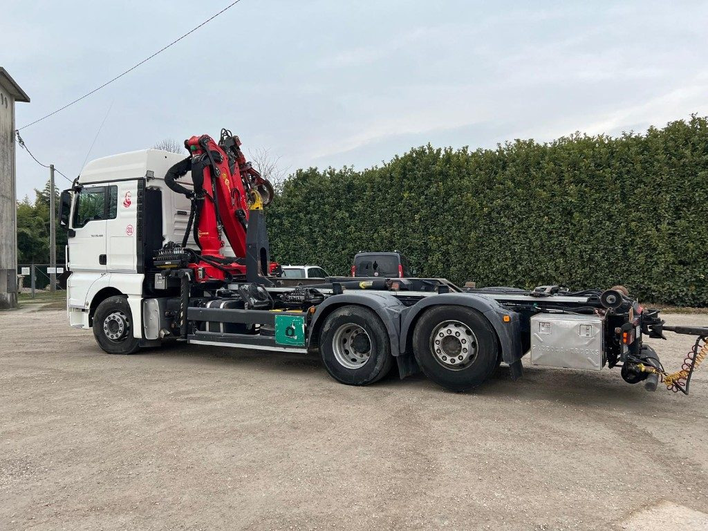 MAN TGX 26.480 SCARRABILE CON GRU - Abrollkipper: das Bild 4 MAN TGX 26.480 SCARRABILE CON GRU - Abrollkipper: das Bild 4