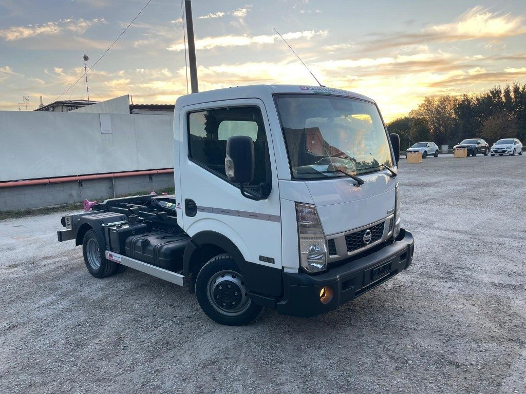 NISSAN NT400 SCARRABILE PATENTE B - Abrollkipper: das Bild 3 NISSAN NT400 SCARRABILE PATENTE B - Abrollkipper: das Bild 3