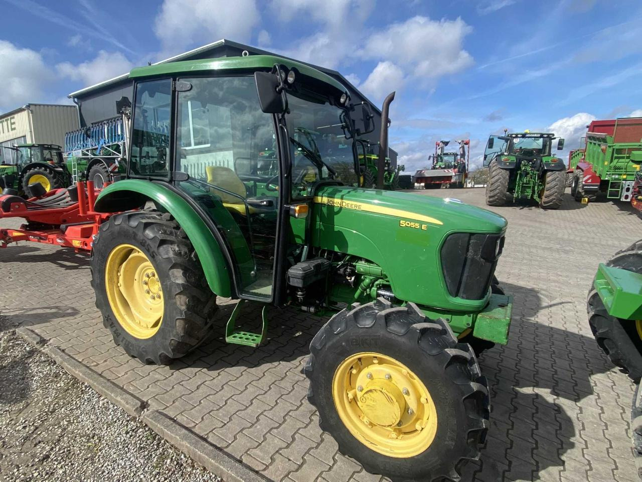 John Deere 5055E - Traktor: das Bild 1 John Deere 5055E - Traktor: das Bild 1
