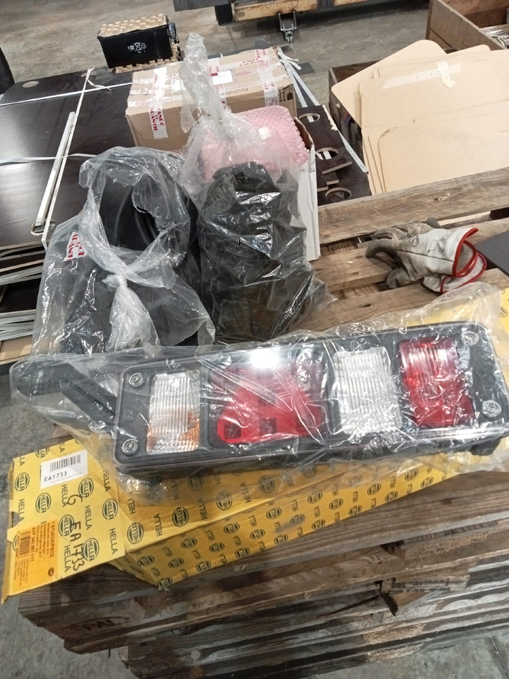 Trouillet FEU MODULAR HYBRID DROIT + GAUCHE - Heckleuchte: das Bild 1 Trouillet FEU MODULAR HYBRID DROIT + GAUCHE - Heckleuchte: das Bild 1