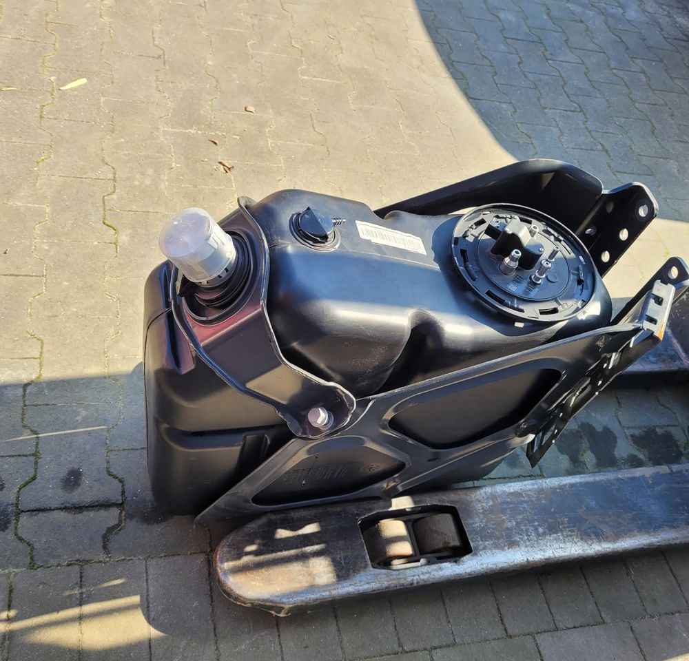 ZBIORNIK AB BLUE MERCRDES ACTROS MP4 MP5 ORYGINAŁ A9604705215/001 - AdBlue Tank für LKW: das Bild 3 ZBIORNIK AB BLUE MERCRDES ACTROS MP4 MP5 ORYGINAŁ A9604705215/001 - AdBlue Tank für LKW: das Bild 3