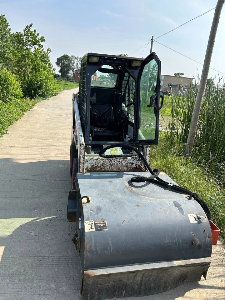 BOBCAT S70 Sliding Sweeper Click for Discount - Kompaktlader: das Bild 1 BOBCAT S70 Sliding Sweeper Click for Discount - Kompaktlader: das Bild 1