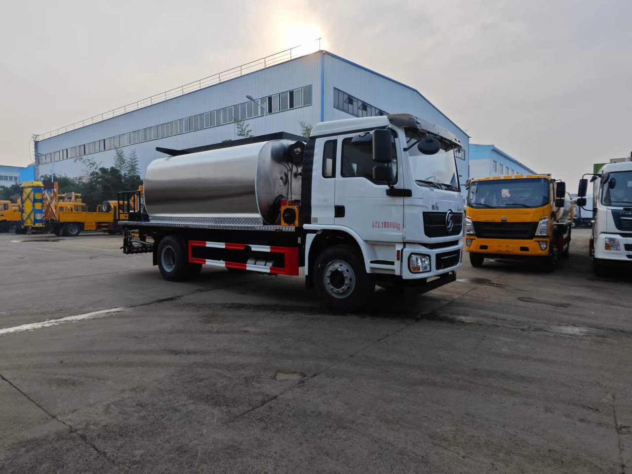 DONGFENG Asphalt Spreader - Bitumenspritzmaschine: das Bild 2 DONGFENG Asphalt Spreader - Bitumenspritzmaschine: das Bild 2
