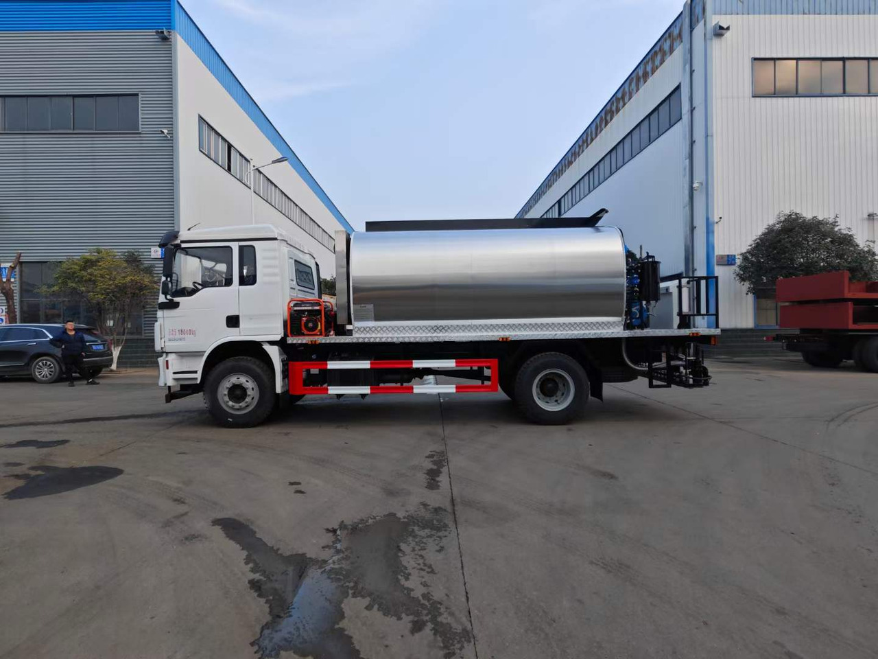 DONGFENG Asphalt Spreader - Bitumenspritzmaschine: das Bild 3 DONGFENG Asphalt Spreader - Bitumenspritzmaschine: das Bild 3