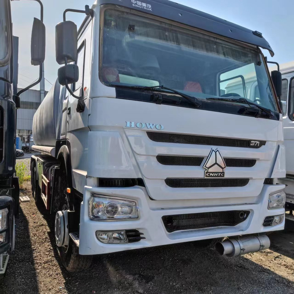SINOTRUK HOWO 371 Fuel Tanker Truck Reliable Tanker Vehicle - Tankwagen: das Bild 3 SINOTRUK HOWO 371 Fuel Tanker Truck Reliable Tanker Vehicle - Tankwagen: das Bild 3