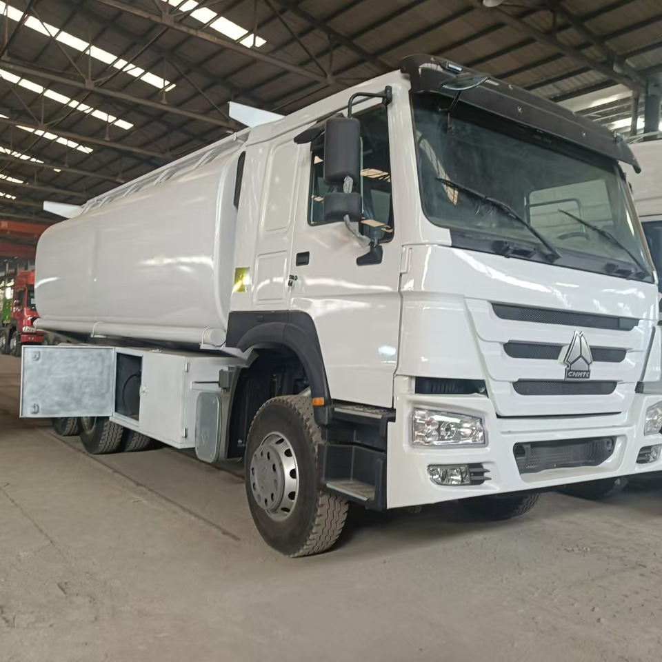 SINOTRUK Howo 371hp Fuel tanker - Tankwagen: das Bild 3 SINOTRUK Howo 371hp Fuel tanker - Tankwagen: das Bild 3