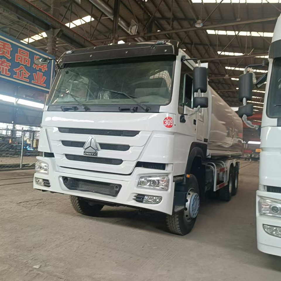 SINOTRUK Howo 371hp Fuel tanker - Tankwagen: das Bild 2 SINOTRUK Howo 371hp Fuel tanker - Tankwagen: das Bild 2