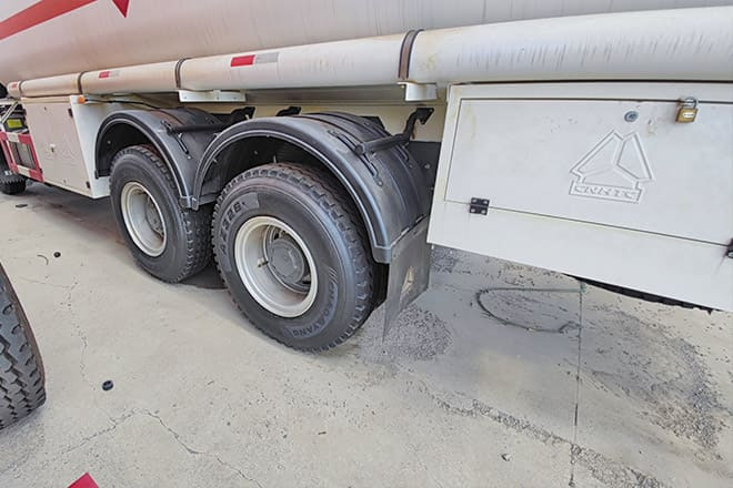 SINOTRUK Howo 400 Diesel Tanker Truck for Sale in Nigeria - Tankwagen: das Bild 5 SINOTRUK Howo 400 Diesel Tanker Truck for Sale in Nigeria - Tankwagen: das Bild 5