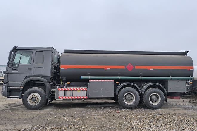 SINOTRUK Howo 6x4 380 Oil Truck for Sale in Mali - Tankwagen: das Bild 3 SINOTRUK Howo 6x4 380 Oil Truck for Sale in Mali - Tankwagen: das Bild 3