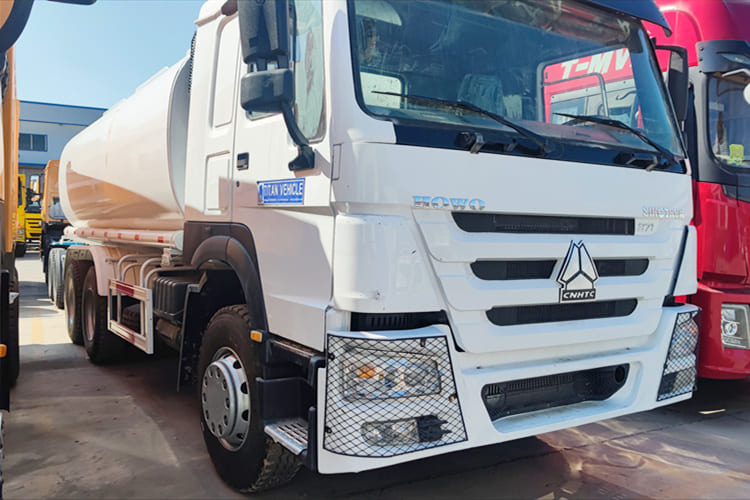 SINOTRUK Water Sprinkler Tanker for Sale in Malawi - Tankwagen: das Bild 5 SINOTRUK Water Sprinkler Tanker for Sale in Malawi - Tankwagen: das Bild 5