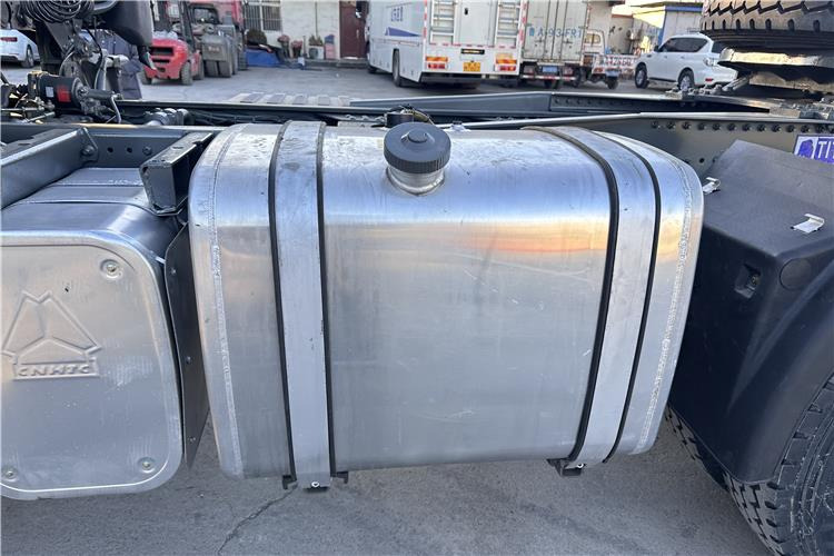 Sinotruk Used Howo 380HP Truck Head with RHD for Sale In Tanzania - Sattelzugmaschine: das Bild 3 Sinotruk Used Howo 380HP Truck Head with RHD for Sale In Tanzania - Sattelzugmaschine: das Bild 3
