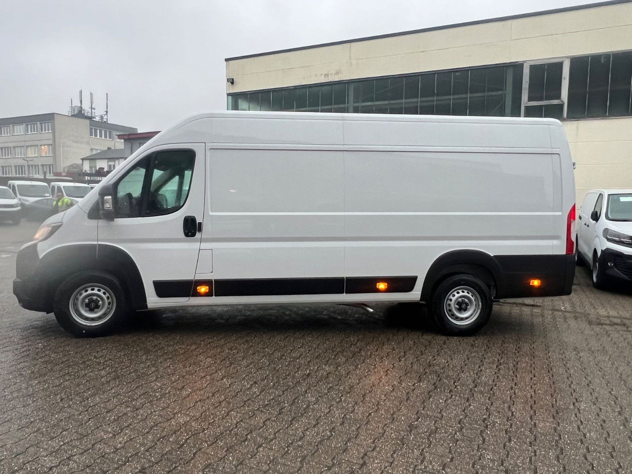 Opel Kasten 3,5 L4 H2 PS 180 Automatik+AHK Kasten 3,5 L4 H2 PS 180 Automatik+AHK - Kastenwagen: das Bild 4 Opel Kasten 3,5 L4 H2 PS 180 Automatik+AHK Kasten 3,5 L4 H2 PS 180 Automatik+AHK - Kastenwagen: das Bild 4