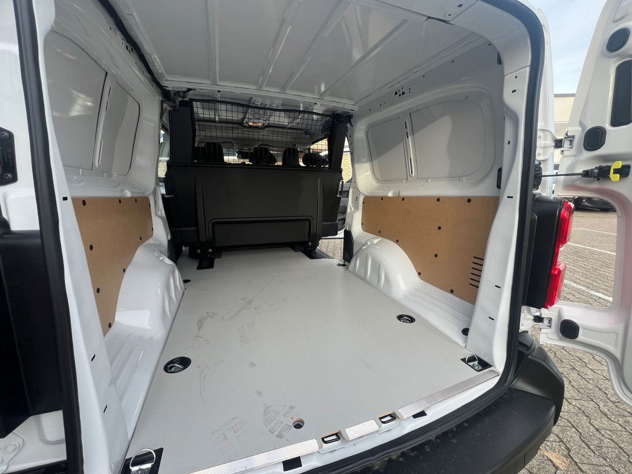 Kleintransporter Opel Vivaro Flex L3 6 Sitze Allwetter AHK Rückfahrka: das Bild 18 Kleintransporter Opel Vivaro Flex L3 6 Sitze Allwetter AHK Rückfahrka: das Bild 18