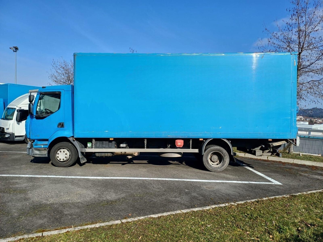 RENAULT MIDLUM 12.270 - Koffer LKW: das Bild 2 RENAULT MIDLUM 12.270 - Koffer LKW: das Bild 2