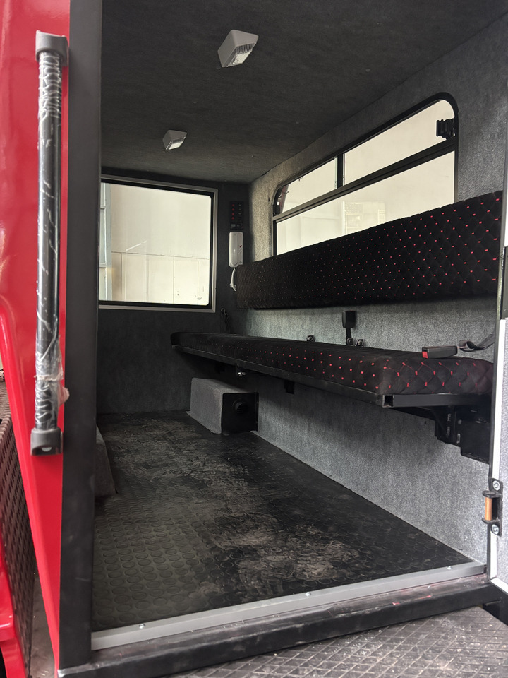 Pistenbully Pb100 with Cabin - Kommunal-/ Sonderfahrzeug: das Bild 4 Pistenbully Pb100 with Cabin - Kommunal-/ Sonderfahrzeug: das Bild 4