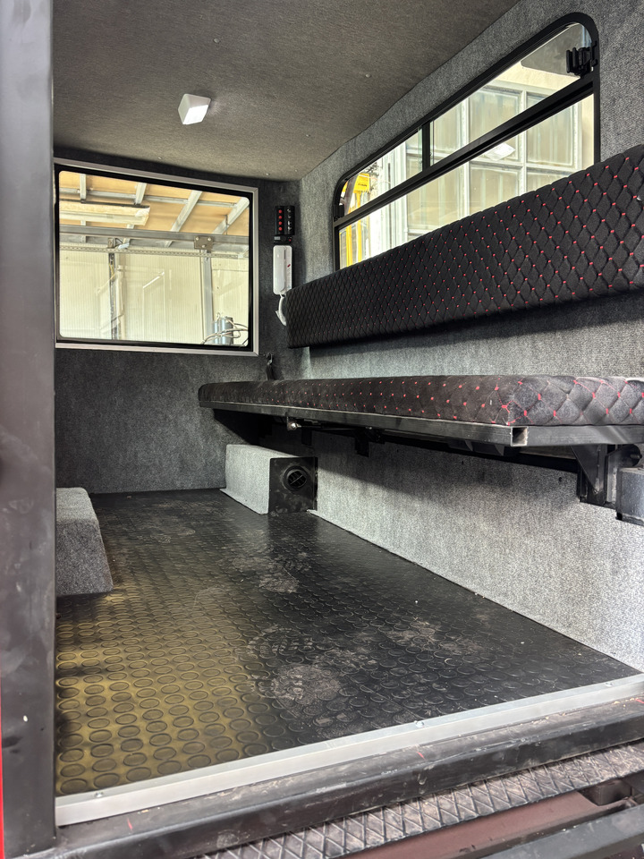 Pistenbully Cabin 5 person PISTENBULLY PB100 CABIN - Schneeräumfahrzeug: das Bild 2 Pistenbully Cabin 5 person PISTENBULLY PB100 CABIN - Schneeräumfahrzeug: das Bild 2