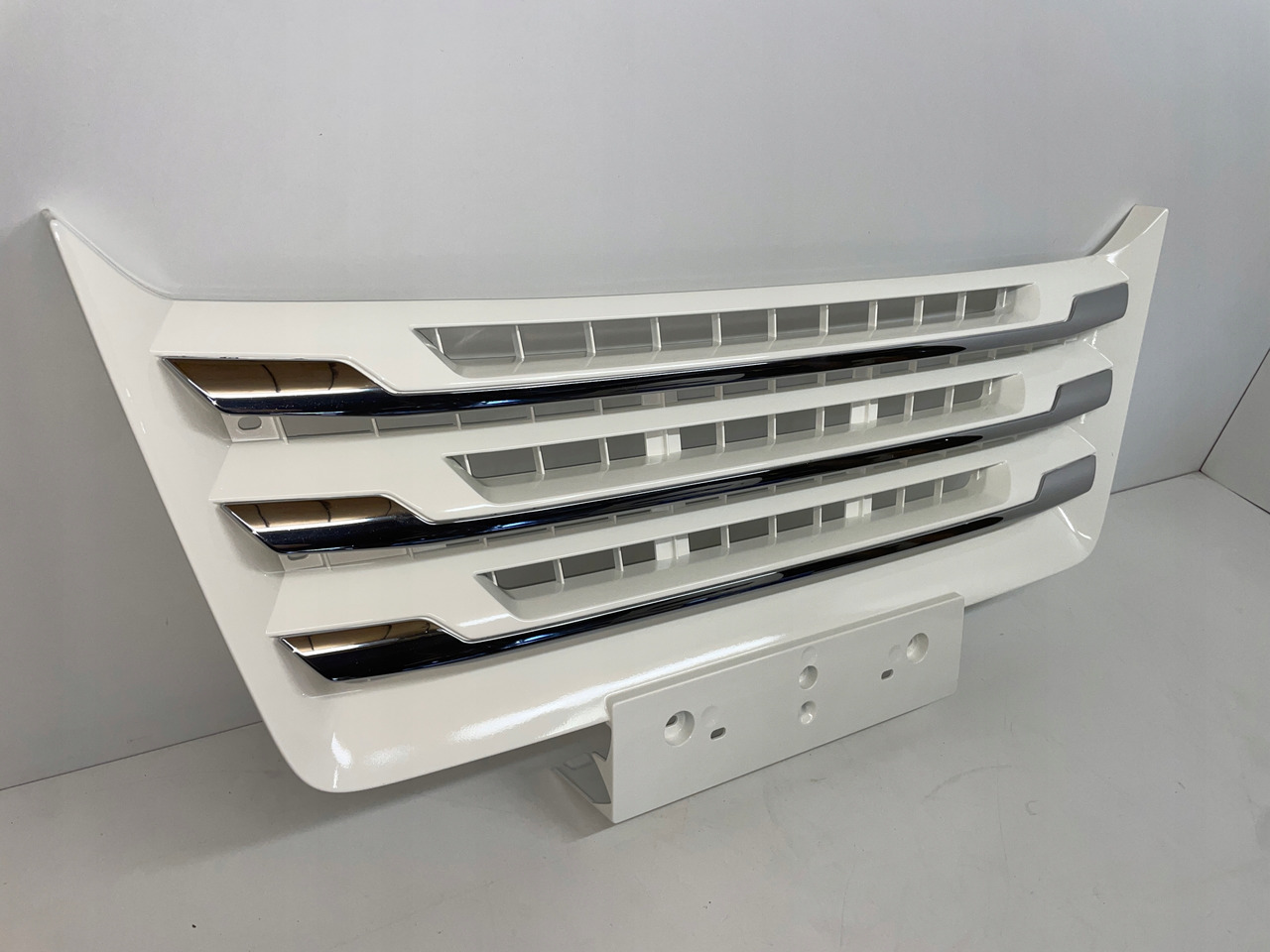 ŚRODKOWY GRILL CHROM ZDERZAKA MAN TGX TG3 TGX 3 ATRAPA 81416146084 - Kühlergrill für LKW: das Bild 2 ŚRODKOWY GRILL CHROM ZDERZAKA MAN TGX TG3 TGX 3 ATRAPA 81416146084 - Kühlergrill für LKW: das Bild 2