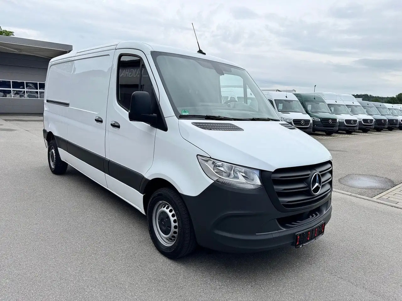 Mercedes-Benz Sprinter 215 CDI Flach Lang Klima FWD - Kastenwagen: das Bild 2 Mercedes-Benz Sprinter 215 CDI Flach Lang Klima FWD - Kastenwagen: das Bild 2