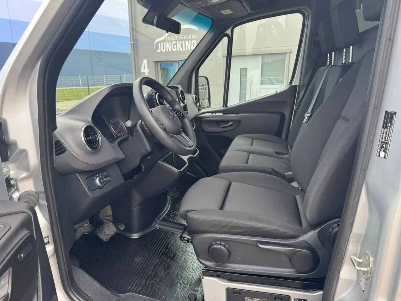 Mercedes-Benz Sprinter 317 CDI Flach Lang Silber Klima MBUX - Kastenwagen: das Bild 4 Mercedes-Benz Sprinter 317 CDI Flach Lang Silber Klima MBUX - Kastenwagen: das Bild 4